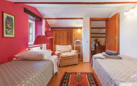 Leder: Bed, Furniture, Bedroom, Interior Design, Bedding, Bed Sheet, Wood, Linens, Floor, Ceiling