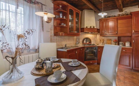 Leder: Furniture, Interior Design, Wood, Flooring, Cabinetry, Countertop, Kitchen, Ceiling, Floor, Room