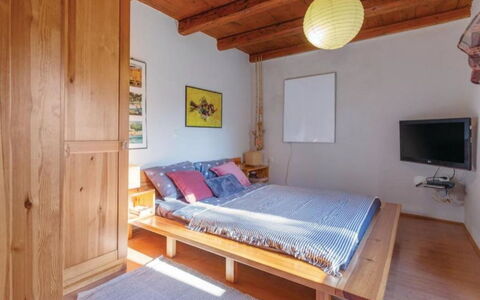 Leder: Furniture, Interior Design, Bed, Flooring, Bedroom, Floor, Wall, Wood, Room, Ceiling
