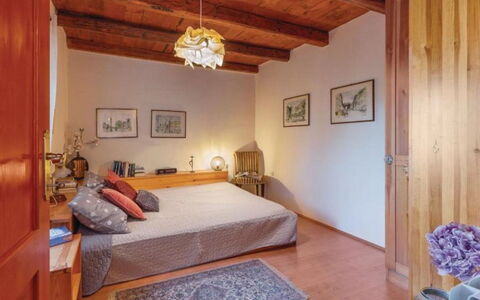 Leder: Furniture, Bed, Interior Design, Bedroom, Flooring, Floor, Wall, Wood, Bed Sheet, Ceiling