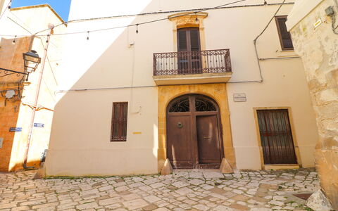 Penelope'S House Centro Storico: Wall, Door, Architecture, Home Door, Plaster, Balcony, Shadow, Stairs