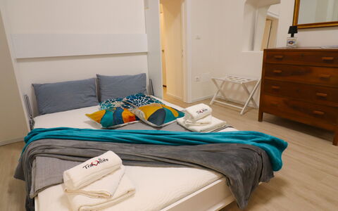 Penelope'S House Centro Storico: Furniture, Interior Design, Flooring, Floor, Bedroom, Wood, Room, Bed, Textile, Apartment