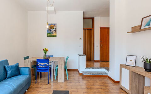 Giardino Bonsai: Interior Design, Flooring, Furniture, Floor, Wood, Room, Couch, Ceiling, Apartment, Living Room