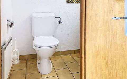 Chalet Chemin du Four: Toilet Seat, Toilet, Bathroom, Plumbing Fixture, Flooring, Floor, Plumbing, Tile
