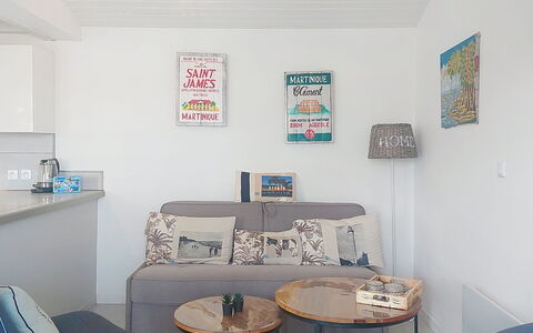Les Alysées: Furniture, Interior Design, Wall, Couch, Flooring, Floor, Room, Wood, Ceiling, Living Room