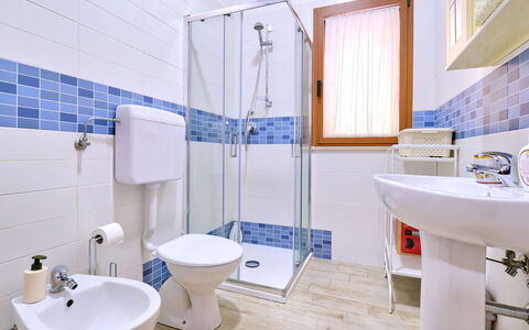 Tollo 151: Flooring, Plumbing Fixture, Floor, Interior Design, Bathroom, Toilet, Sink, Plumbing, Toilet Seat, Tap