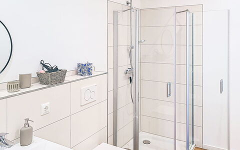 Wingst 105: Bathroom, Plumbing Fixture, Flooring, Interior Design, Plumbing, Floor, Bathroom Sink, Sink, Bathroom Cabinet, Tap