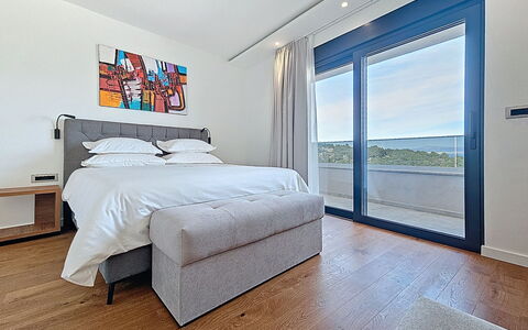 Aloa i: Bed, Furniture, Bedroom, Interior Design, Floor, Flooring, Bed Sheet, Bedding, Room, Linens