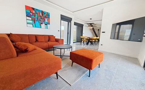 Aloa i: Flooring, Furniture, Interior Design, Floor, Couch, Living Room, Ceiling, Apartment, Room