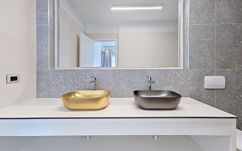 Aloa i: Wall, Interior Design, Plumbing Fixture, Bathroom Sink, Sink, Mirror, Tap, Bathroom, Flooring, Light Fixture