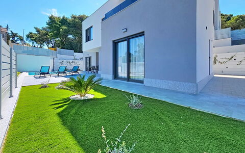 Aloa Iv: Architecture, Residential Area, Home, Garden, Lawn, Landscaping, Yard, Estate, Driveway, Courtyard