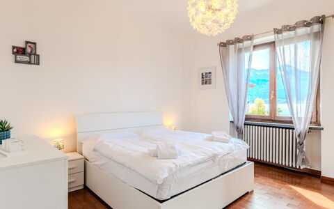 Onda Blu: Bed, Furniture, Interior Design, Bedding, Bedroom, Bed Sheet, Room, Ceiling, Linens, Floor