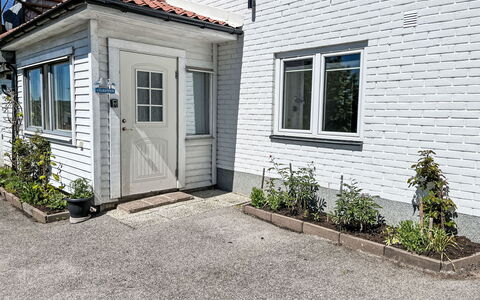 Stadsro: House, Home, Residential Area, Siding, Door, Sash Window, Yard, Brick, Driveway