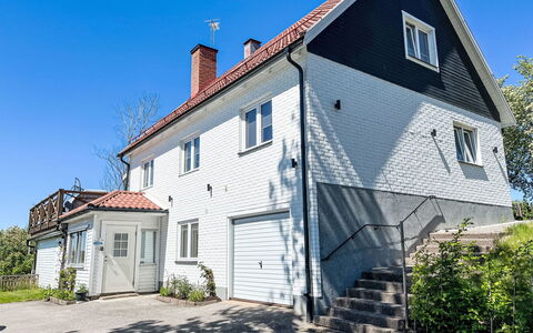 Stadsro: House, Roof, Residential Area, Home, Cottage, Estate, Sash Window, Siding, Driveway, Suburb
