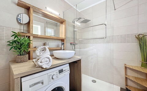 Les Dunes: Interior Design, Flooring, Plumbing Fixture, Bathroom, Bathroom Cabinet, Floor, Washing Machine, Laundry Room, Sink, Tap