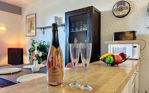 Les Dunes: Bottle, Furniture, Interior Design, Drinkware, Glass Bottle, Wine Bottle, Barware, Wine