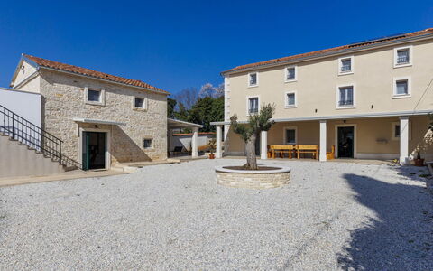 Tone i Maria: Apartment, Resort, Balcony, Hotel, Swimming Pool, Resort Town, Beach