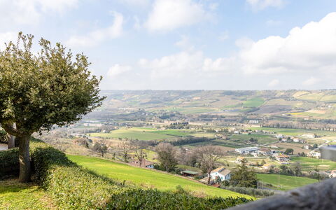 Casale Dolcemare: Green, Landscape, Horizon, Plain, Grassland, Hill, Ecoregion, Rural Area, Land Lot, Field