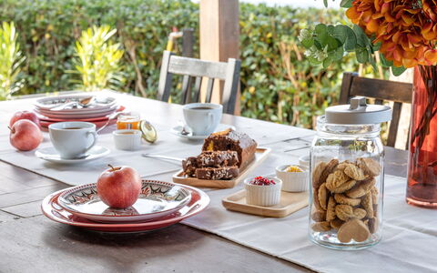 Casale Dolcemare: Food, Tableware, Serveware, Ingredient, Table, Dishware, Drinkware, Furniture, Plate, Fruit