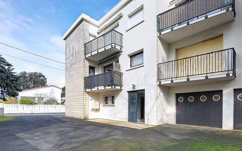 Juliette: Residential Area, Apartment, Balcony, Door, Condominium, Concrete, Gate, Driveway, Plaster