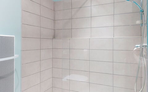 U Centru: White, Bathroom, Plumbing Fixture, Flooring, Floor, Shower, Tile, Plumbing, Shower Head