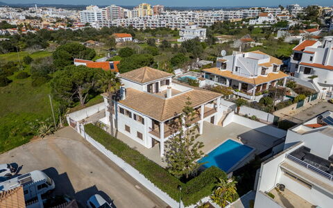 Ninho Do Mocho: Building, Residential Area, Home, House, Architecture, Facade, Neighbourhood, Town, Estate, Roof