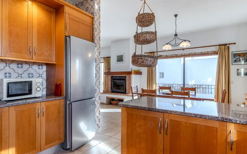 Ninho Do Mocho: Kitchen, Furniture, Interior Design, Flooring, Countertop, Wood, Floor, Cabinetry, Ceiling, Kitchen Appliance
