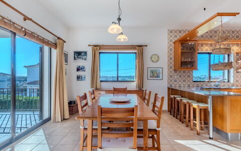 Ninho Do Mocho: Furniture, Table, Chair, Kitchen & Dining Room Table, Floor, Flooring, Interior Design, Home, Ceiling, Dining Room