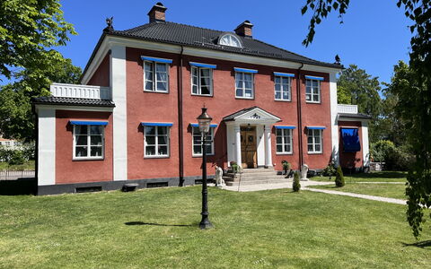 Herrgården: Building, Window, House, Home, Roof, Residential Area, Door, Cottage, Estate, Yard
