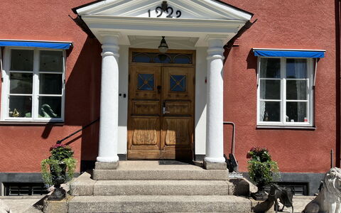 Herrgården: Door, Home, House, Stairs, Molding, Home Door, Sash Window, Porch, Siding, Paint