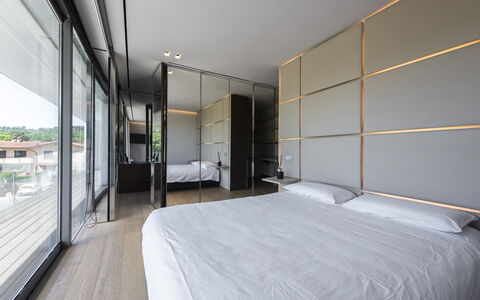 Villa Bilor Luxe: Interior Design, Floor, Flooring, Bed, Bedroom, Apartment, Glass, Bed Frame, Daylighting, Bedding