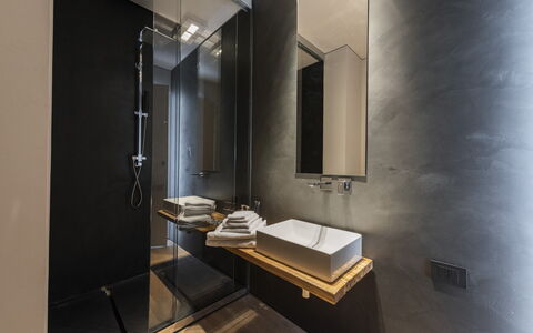 Villa Bilor Luxe: Flooring, Interior Design, Floor, Ceiling, Lighting, Plumbing Fixture, Plumbing, Light Fixture, Bathroom, Glass