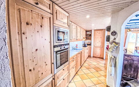 Chalet le Rhônasson: Wood, Kitchen, Home, Countertop, Interior Design, Cabinetry, Ceiling, Room, Wood Stain, Hardwood