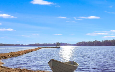 Millantupa: Blue, Sky, Water, Water Resources, Body Of Water, Horizon, Waterway, Lake, Coastal And Oceanic Landforms