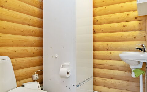 Millantupa: Flooring, Wood, Floor, Plumbing Fixture, Toilet, Toilet Seat, Room, Plumbing, Bathroom, Wood Stain
