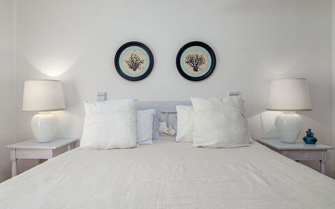 Residenza Rudalza: Bed, Furniture, Bedding, Bedroom, Bed Sheet, Linens, Interior Design, Textile, Throw Pillow, Lighting