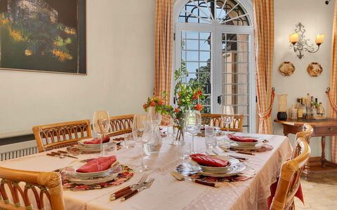 Villa Polistena: Furniture, Interior Design, Chair, Table, Dining Room, Tableware, Kitchen & Dining Room Table, Tablecloth, Room, Textile