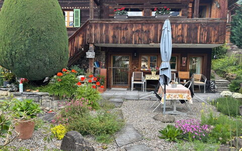 Gartenstudio Belle Vue: Shrub, House, Garden, Home, Cottage, Groundcover, Landscaping, Backyard, Flowerpot