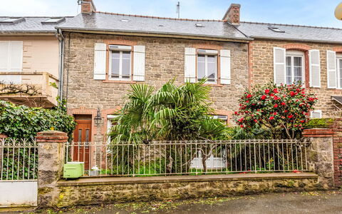 Les Roses: Wall, Building, Window, Residential Area, House, Facade, Neighbourhood, Shrub, Architecture, Town