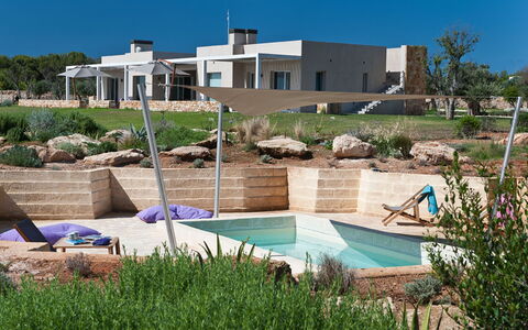 Villa Carovi: Outdoor Furniture, Shade, Leisure, Sunlounger, Swimming Pool, Design, Vacation, Outdoor Structure, Umbrella, Resort