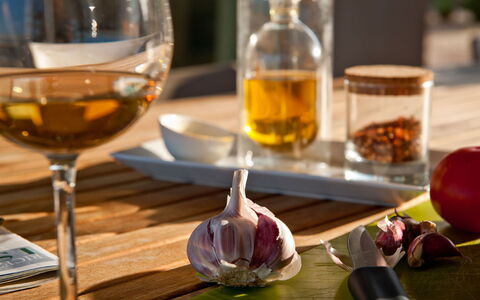 Villa Carovi: Tableware, Food, Ingredient, Barware, Wine Glass, Drinkware, Stemware