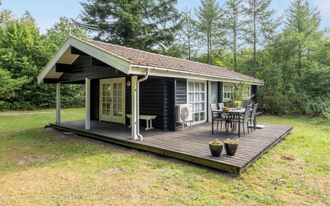 Iulger - 30Km from the Sea: Flooring, Floor, Ceiling, Interior Design, Countertop, Kitchen, Cabinetry, Room, Major Appliance, Light Fixture