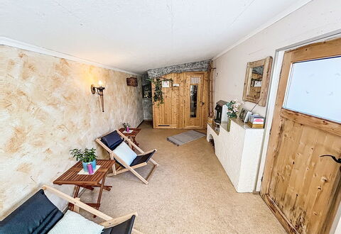 Landhaus Bergkristall: Wood, Furniture, Interior Design, Ceiling, Room, Lighting, Flooring, Floor, Living Room, Chair