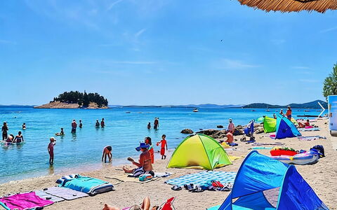 Ma-La: Body Of Water, Water, Beach, Vacation, Coastal And Oceanic Landforms, Recreation, Sea, Fun, Coast, Leisure