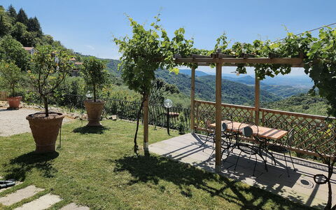 Il Casale di San Jacopo con Piscina Privata: Mountainous Landforms, Hill, Mountain, Highland, Landscape, Hill Station, Mountain Range, Outdoor Furniture, Valley
