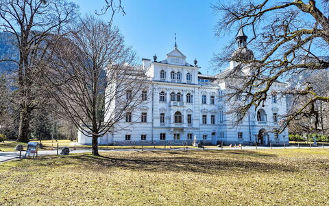 Grubhof: Tree, Landmark, Palace, Tourist Attraction, Winter, Mansion, Estate, Classical Architecture, Freezing