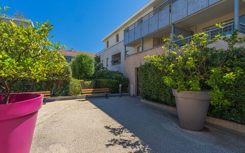 Lyloa: Residential Area, Shrub, Apartment, Urban Design, Garden, Suburb, Driveway, Condominium, Balcony, Shade