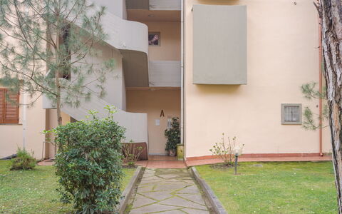 Life Tower: Sea, Coastal And Oceanic Landforms, Ocean, Coast, Beach, Shore, Balcony, Tropics, Bay