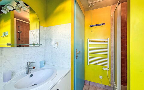 Maison Aristide Briand: Wall, Plumbing Fixture, Interior Design, Flooring, Floor, Bathroom, Plumbing, Ceiling, Tap, Sink