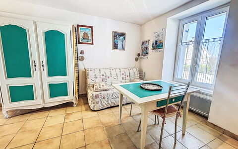 Maison Aristide Briand: Furniture, Flooring, Interior Design, Floor, Room, Apartment, Living Room, Chair, Couch, Paint